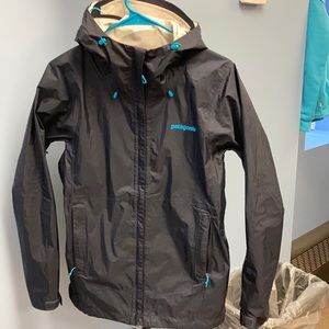 Patagonia windbreaker women’s small. Navy blue.